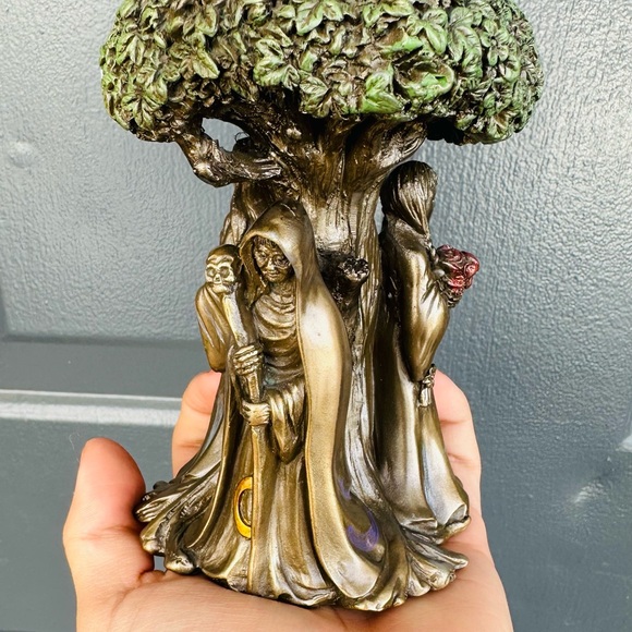 Statue - Picture 2 of 3